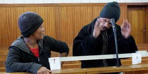  Die twee moordverdagtes, Mariaan Nobles en Johan (Typie) Julies in die Streekshof se beskuldigde bank.